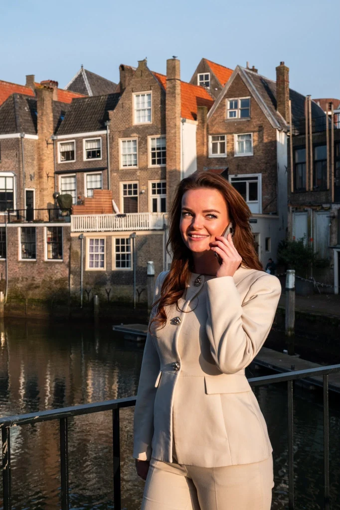 Milou van Key2House aan de telefoon bij de haven in Dordrecht